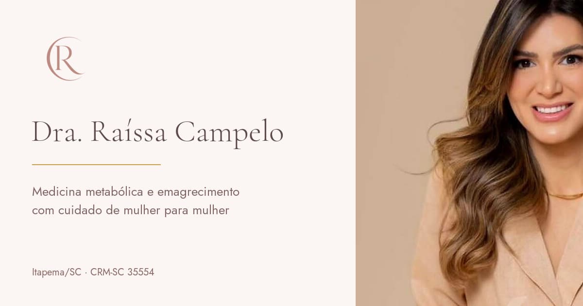 Dra. Raíssa Campelo sorrindo, de blazer bege, ao lado do seu nome e do registro CRM-SC 35554 sobre fundo creme