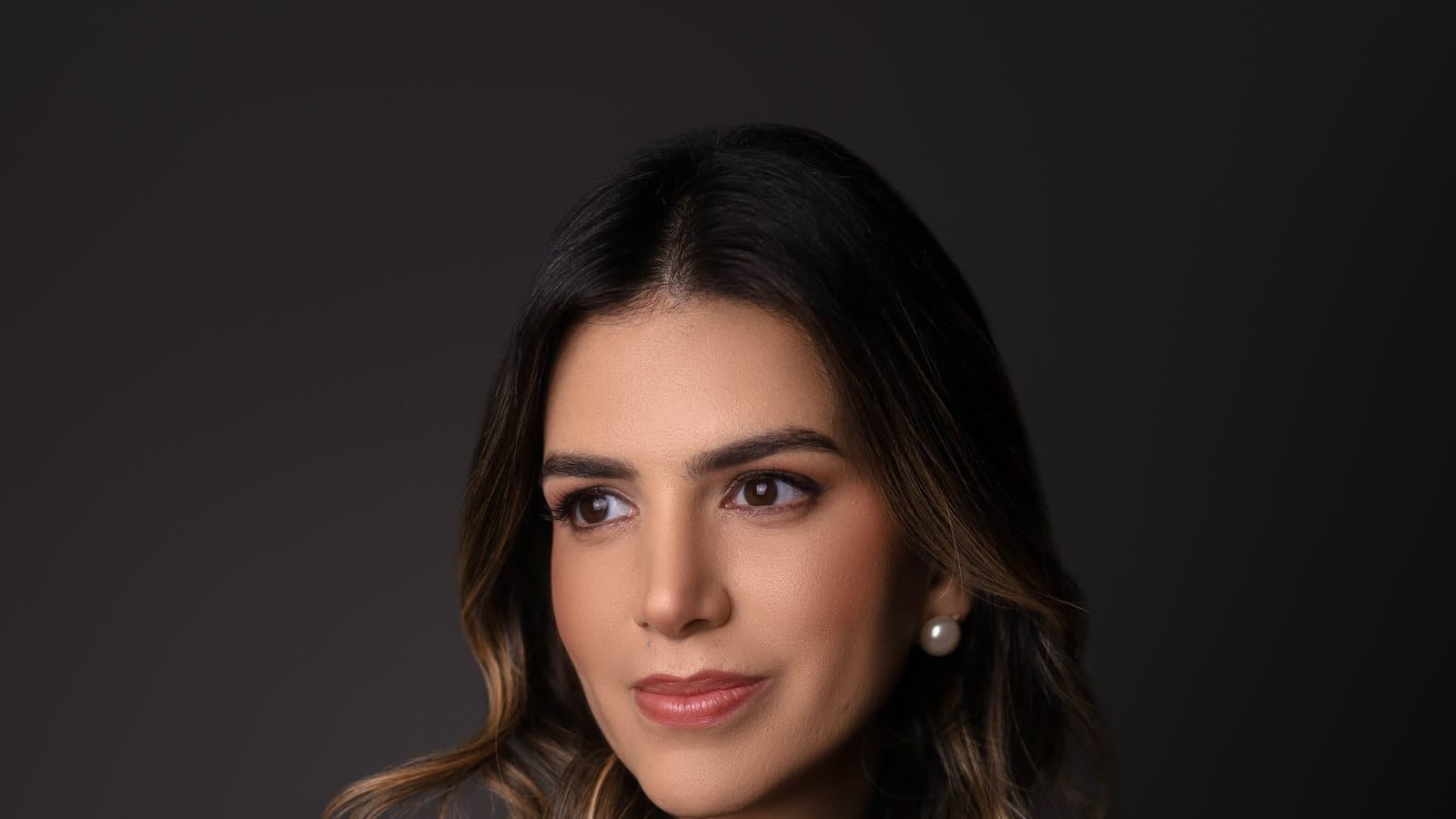 Dra. Raíssa Campelo em retrato de estúdio com fundo escuro